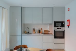 Deluxe appartement, 1 slaapkamer, huisdieren toegestaan, uitzicht op de binnenplaats | Dineerruimte