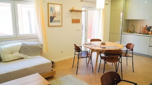 Apartamento Deluxe, 1 habitación, Se admiten mascotas, vistas al patio | Zona de estar | Smart TV de 50 pulgadas con canales por cable