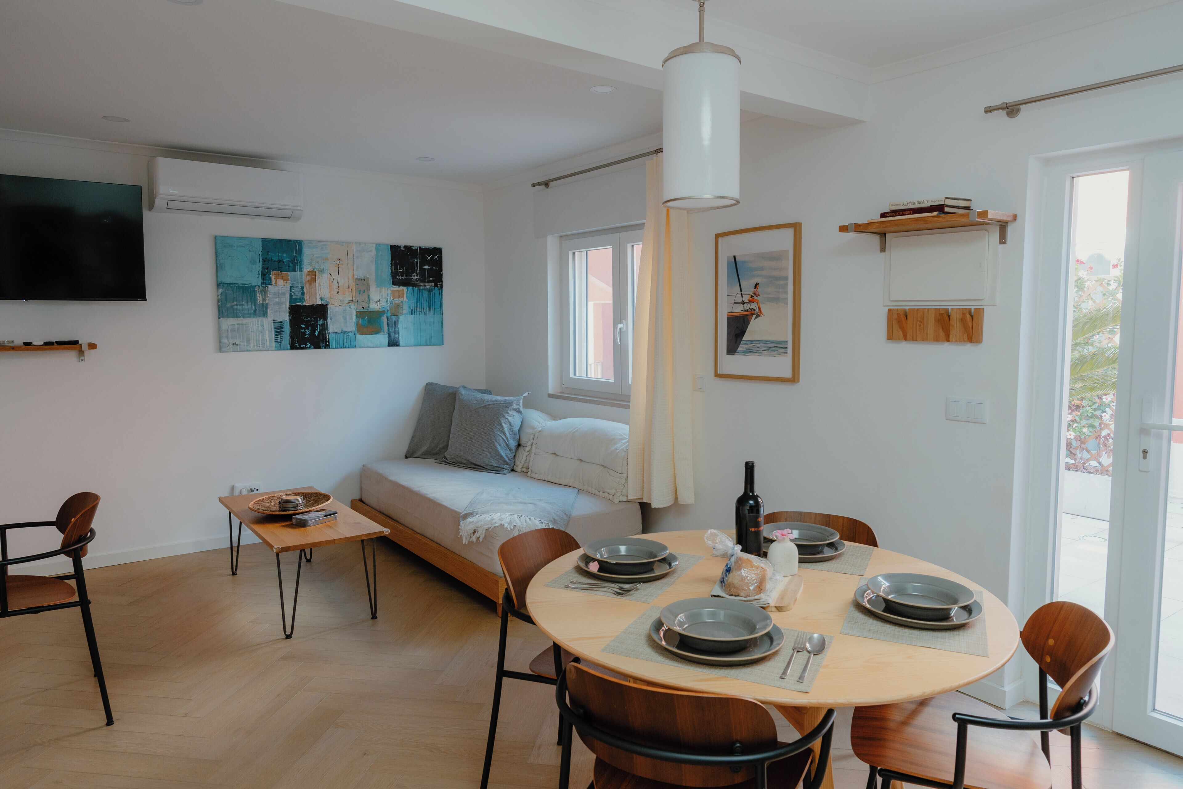 Deluxe Apartment, 1 Bedroom, Pets allowed, Courtyard View | Living area