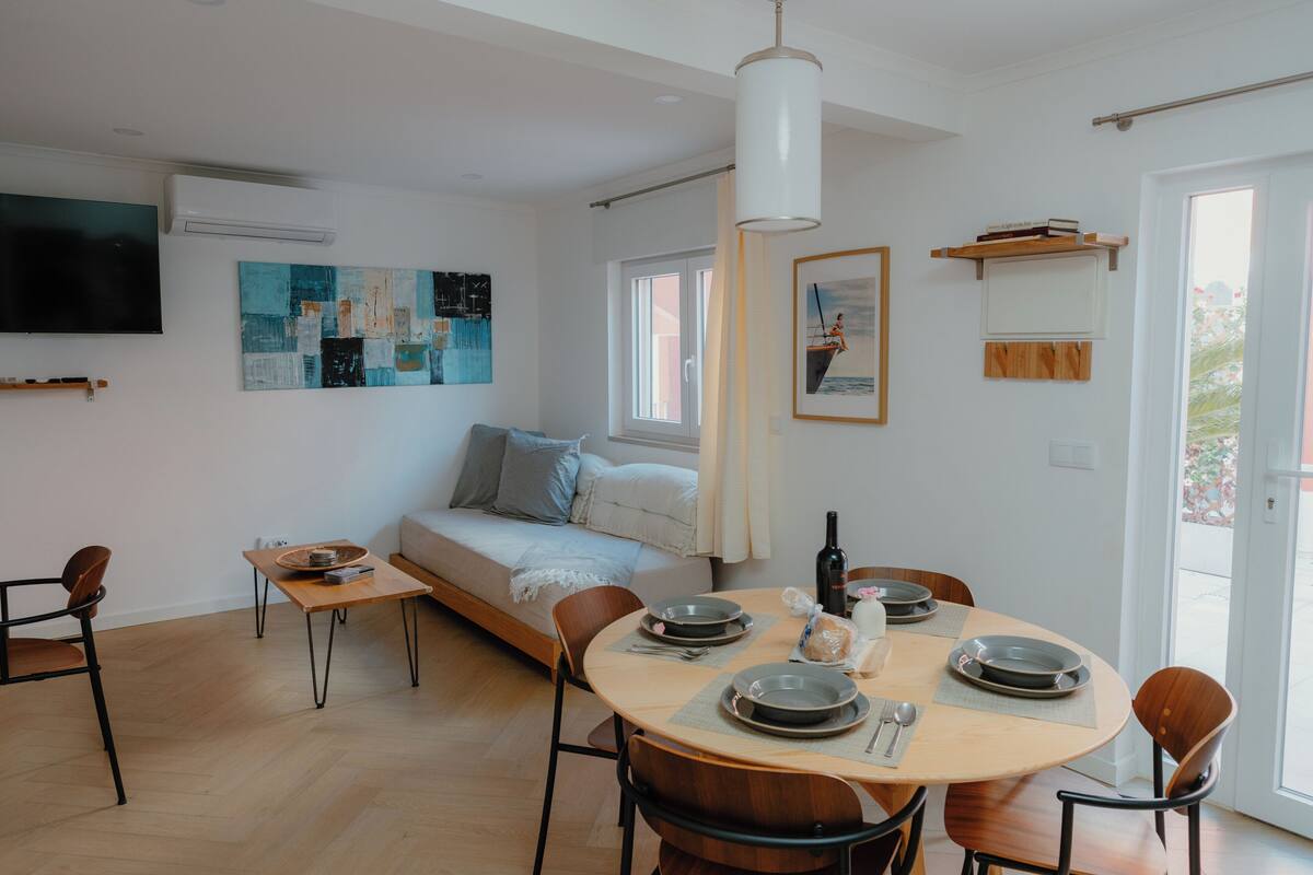Appartement Deluxe, 1 chambre, animaux de compagnie acceptés, vue sur la cour intérieure | Aire de séjour | Téléviseur connecté de 50 po avec télévision par câble