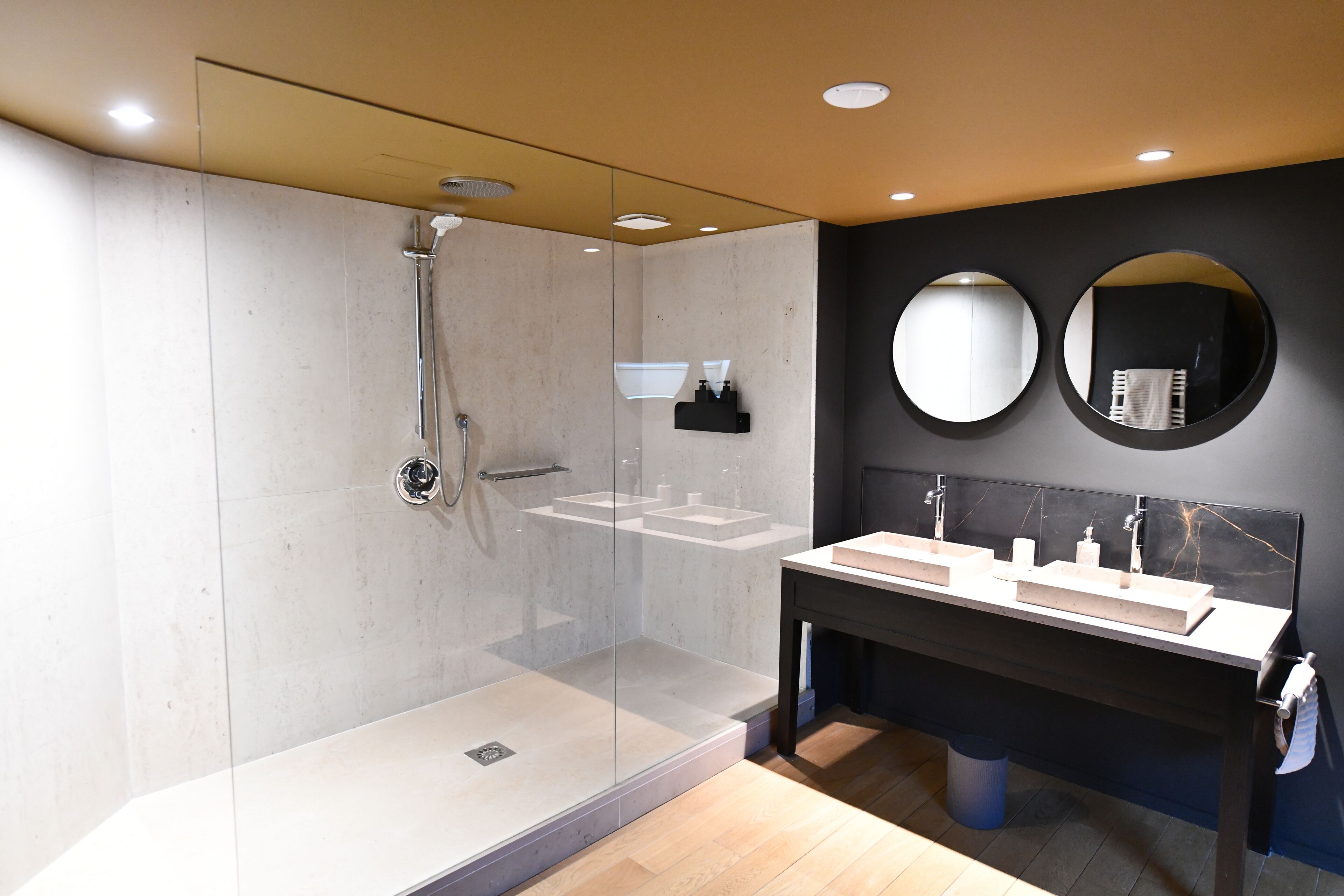 Deluxe Suite | In-room safe, blackout curtains, soundproofing, free WiFi