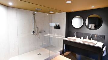 Deluxe Suite | In-room safe, blackout curtains, soundproofing, free WiFi
