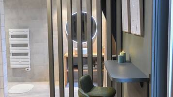 Deluxe suite | Een kluis op de kamer, verduisterende gordijnen, geluiddichte muren