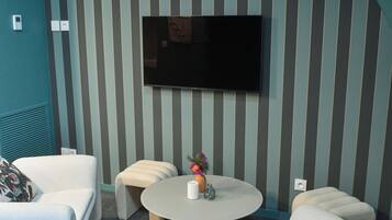 Deluxe Suite | In-room safe, blackout drapes, soundproofing, free WiFi