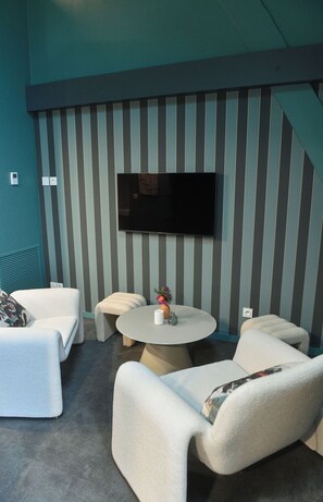 Deluxe Suite | In-room safe, blackout curtains, soundproofing, free WiFi - La Suite (Roanne)