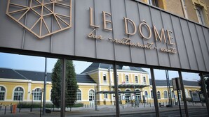 A sign for "LE DOME bar-restaurant-events" with a geometric design. - La Suite   (Roanne)