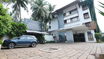 Vista frontal de la propiedad