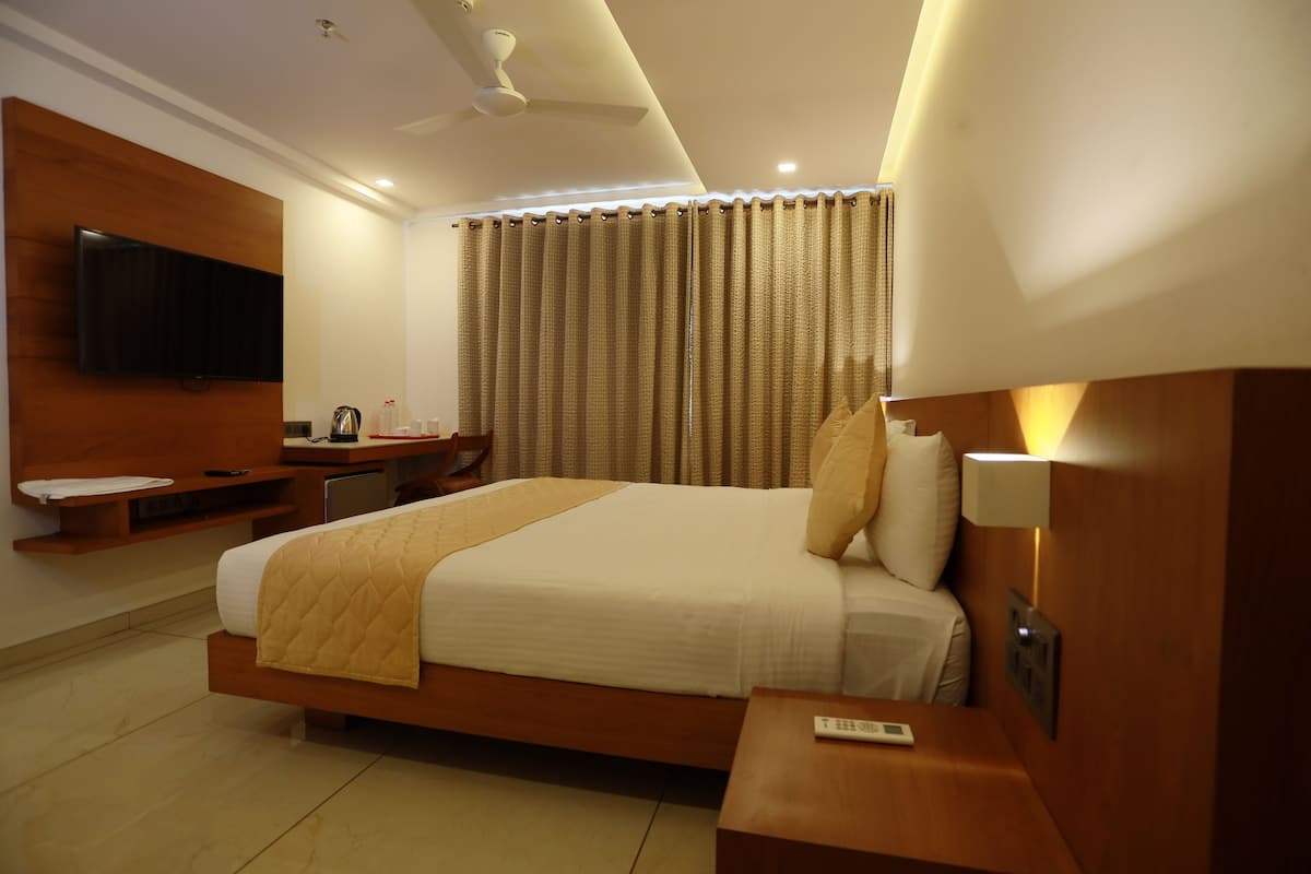 Deluxe Double Room | Desk, laptop workspace, soundproofing, WiFi (free)