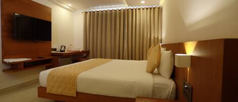 Escritorio, espacio para trabajar con laptop y wifi gratis