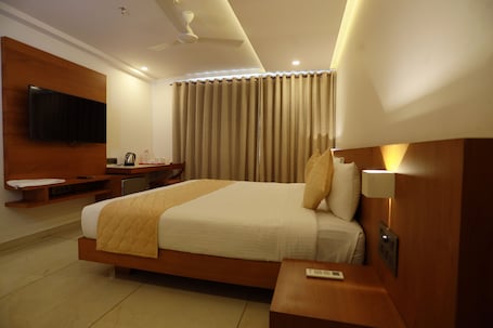 Escritorio, espacio para trabajar con laptop y wifi gratis