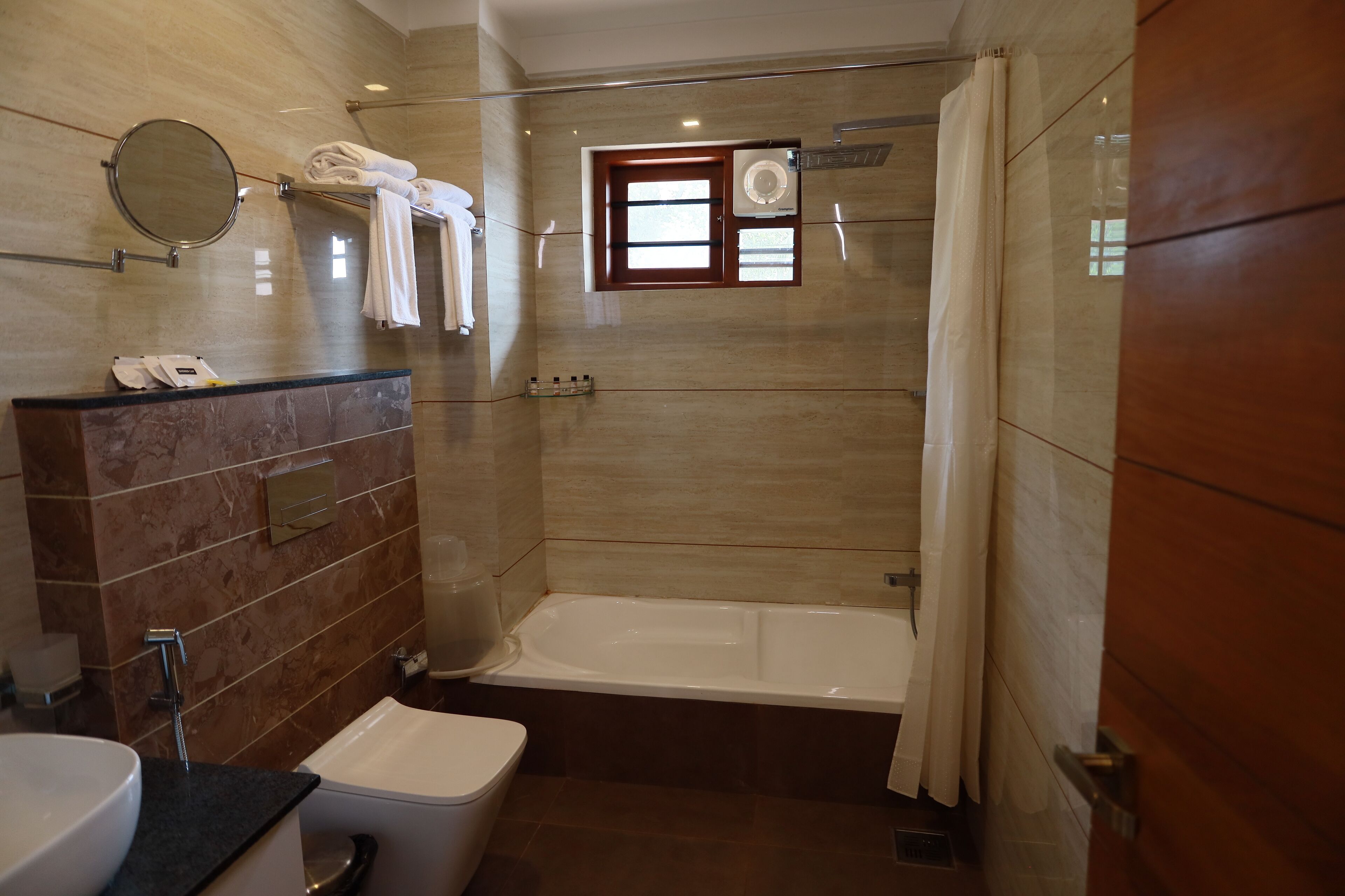 Junior Suite | Bathroom | Combined shower/tub, hair dryer, towels