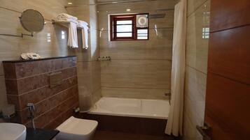 Junior Suite | Bathroom | Combined shower/bathtub, hair dryer, towels
