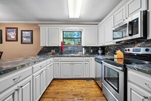 Private kitchen - A beautiful modern home nestled in a private wooded setting, 5mins from downtown (Hot Springs)