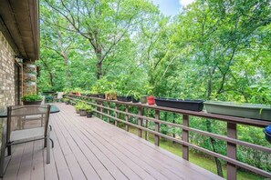 Terrace/patio - A beautiful modern home nestled in a private wooded setting, 5mins from downtown (Hot Springs)