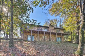 Exterior - A beautiful modern home nestled in a private wooded setting, 5mins from downtown (Hot Springs)