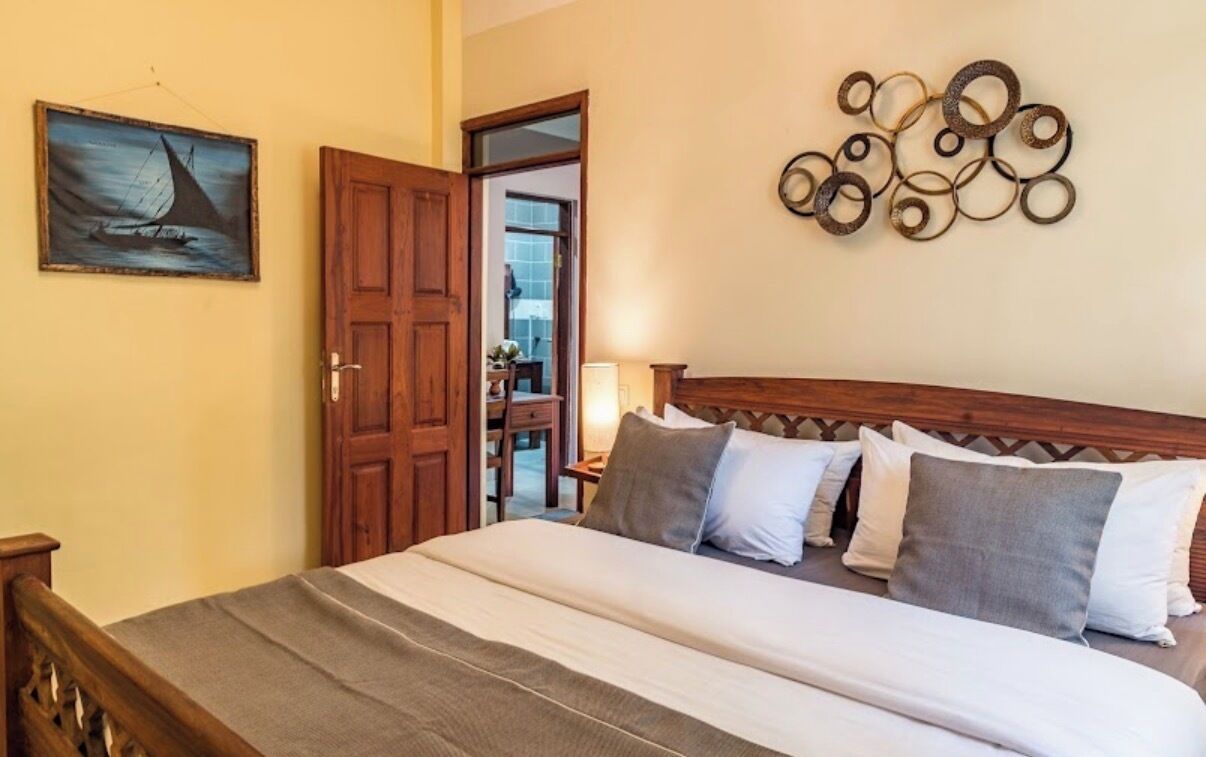 Két bảo mật tại phòng, bàn, màn/rèm cản sáng, bàn ủi/dụng cụ ủi quần áo 