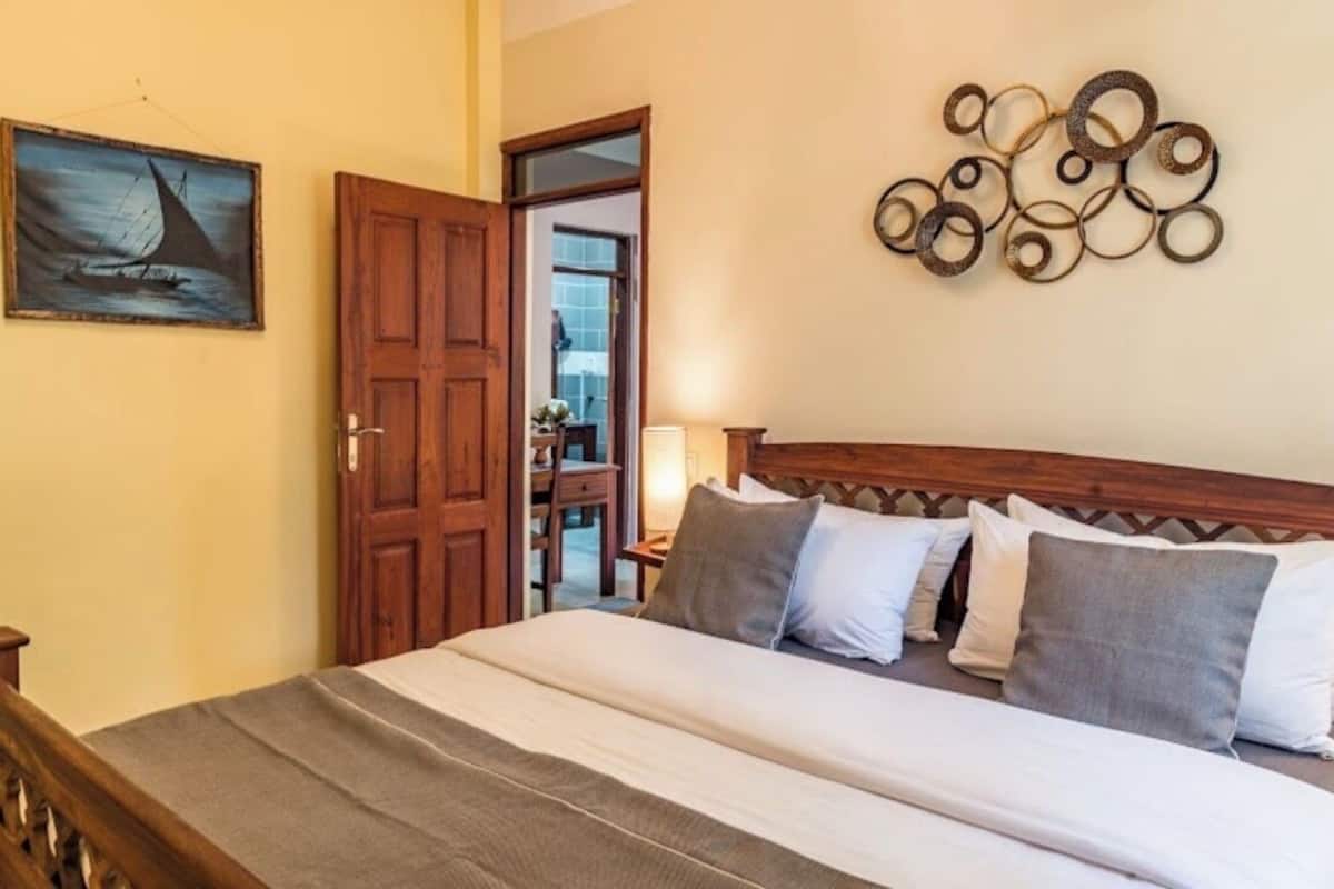 Värdeförvaringsskåp på rummet, skrivbord och mörkläggningsgardiner