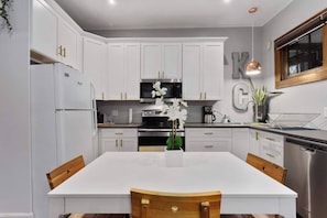 Coffee/tea maker, fridge, microwave, oven - 3 Bd In The Heart of KC! 09 (Kansas City)