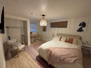 4 Schlafzimmer, Schreibtisch, Bügeleisen/Bügelbrett, Reisekinderbett