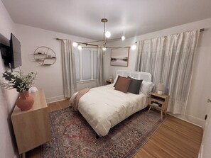 4 bedrooms, desk, iron/ironing board, travel cot