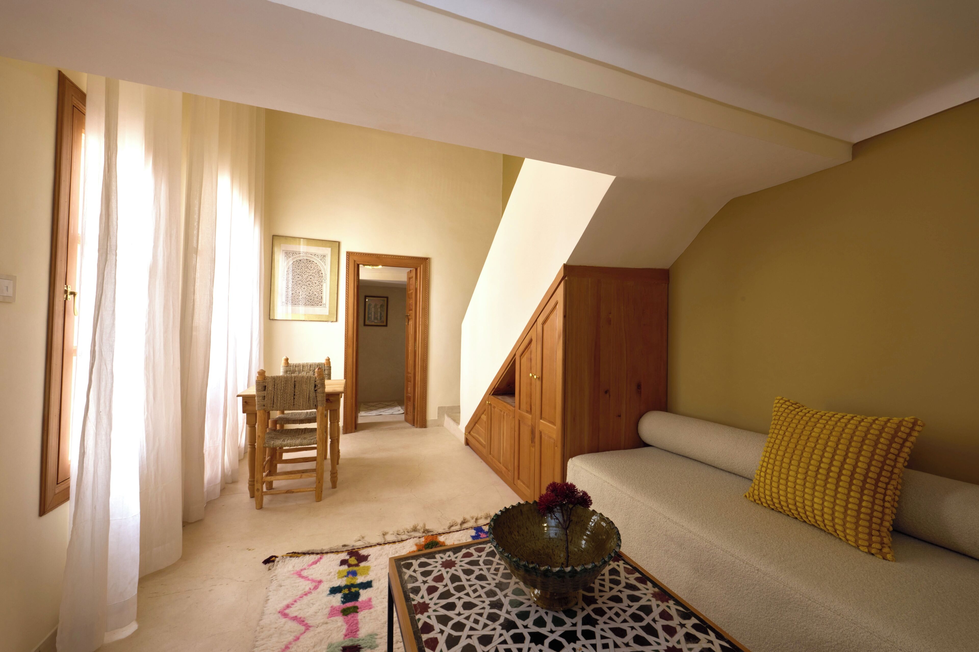 ستائر تعتيم ومكواة/لوح كي وواي فاي مجانًا