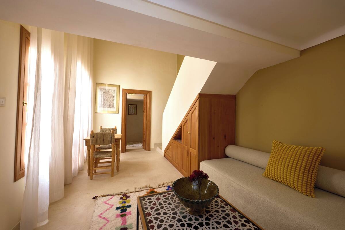 ستائر تعتيم ومكواة/لوح كي وواي فاي مجانًا