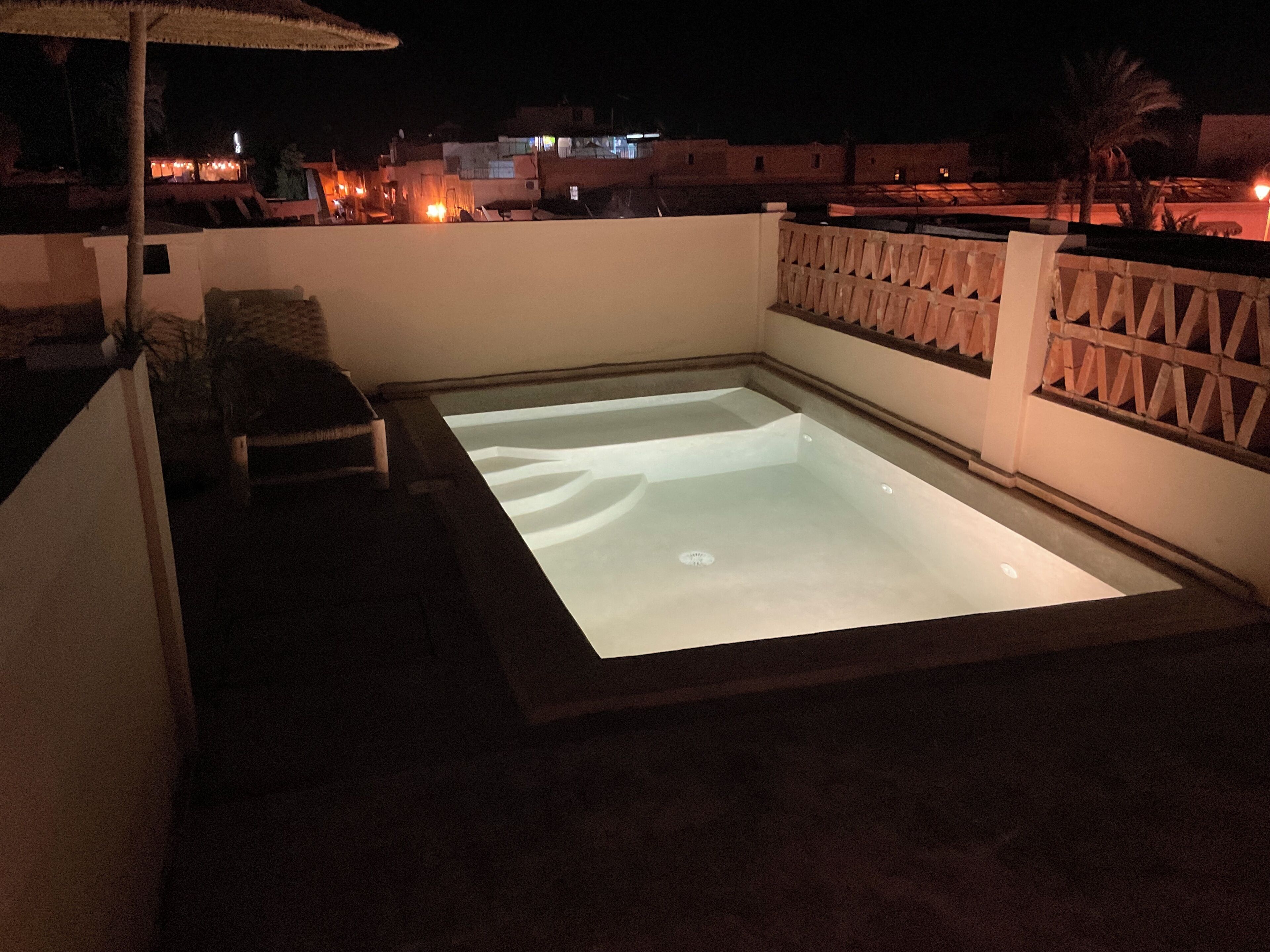 Piscine extérieure, parasols de plage, chaises longues