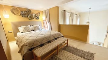 ファミリー デュープレックス クイーンベッド 1 台ソファーベッド付き コートヤードビュー | 遮光カーテン、アイロン / アイロン台、WiFi (無料)