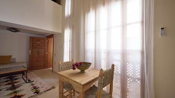 ファミリー デュープレックス コートヤードビュー | 遮光カーテン、アイロン / アイロン台、WiFi (無料)