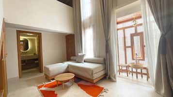 ファミリー デュープレックス キングベッド 1 台ソファーベッド付き コートヤードビュー | 遮光カーテン、アイロン / アイロン台、WiFi (無料)