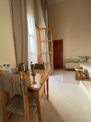 Familien-Maisonette, 1 Queen-Bett und Schlafsofa, Blick auf den Innenhof | Verdunkelungsvorhänge, Bügeleisen/Bügelbrett, kostenloses WLAN