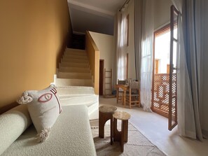 Dupleks Keluarga, 1 Tempat Tidur Queen dengan tempat tidur Sofa, pemandangan halaman | Tirai kedap cahaya, setrika/meja setrika, dan Wi-Fi gratis