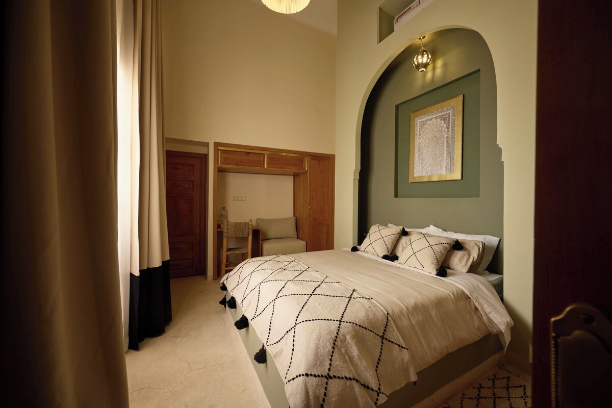 Comfort Double Room, Courtyard View | Bathroom | Shower, hair dryer, slippers, towels