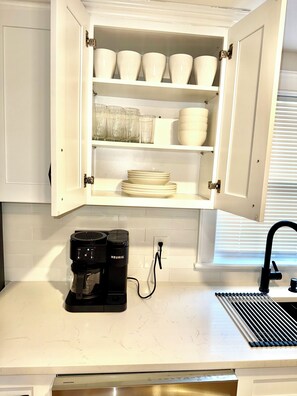 Fridge, microwave, oven, stovetop - Cozy 2-bedroom cottage in peaceful Danbury with AC (Danbury)