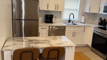 雪櫃、微波爐、焗爐、爐具