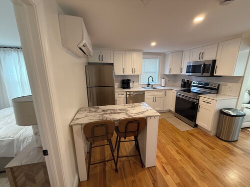 Cozy 2-bedroom cottage in peaceful Danbury with AC