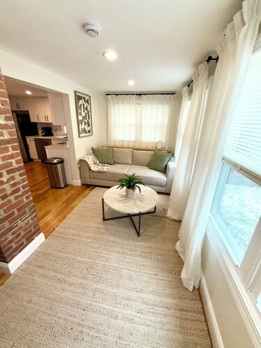 Cozy 2-bedroom cottage in peaceful Danbury with AC