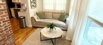 Cozy 2-bedroom cottage in peaceful Danbury with AC