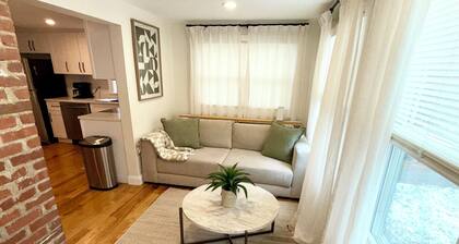 Cozy 2-bedroom cottage in peaceful Danbury with AC