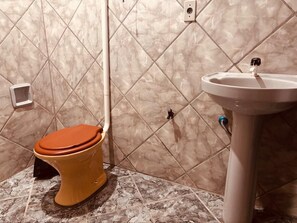 Classic Double or Twin Room, Courtyard View | Bathroom | Shower, towels, soap, toilet paper - Pousada Imperatriz (Uruguaiana)
