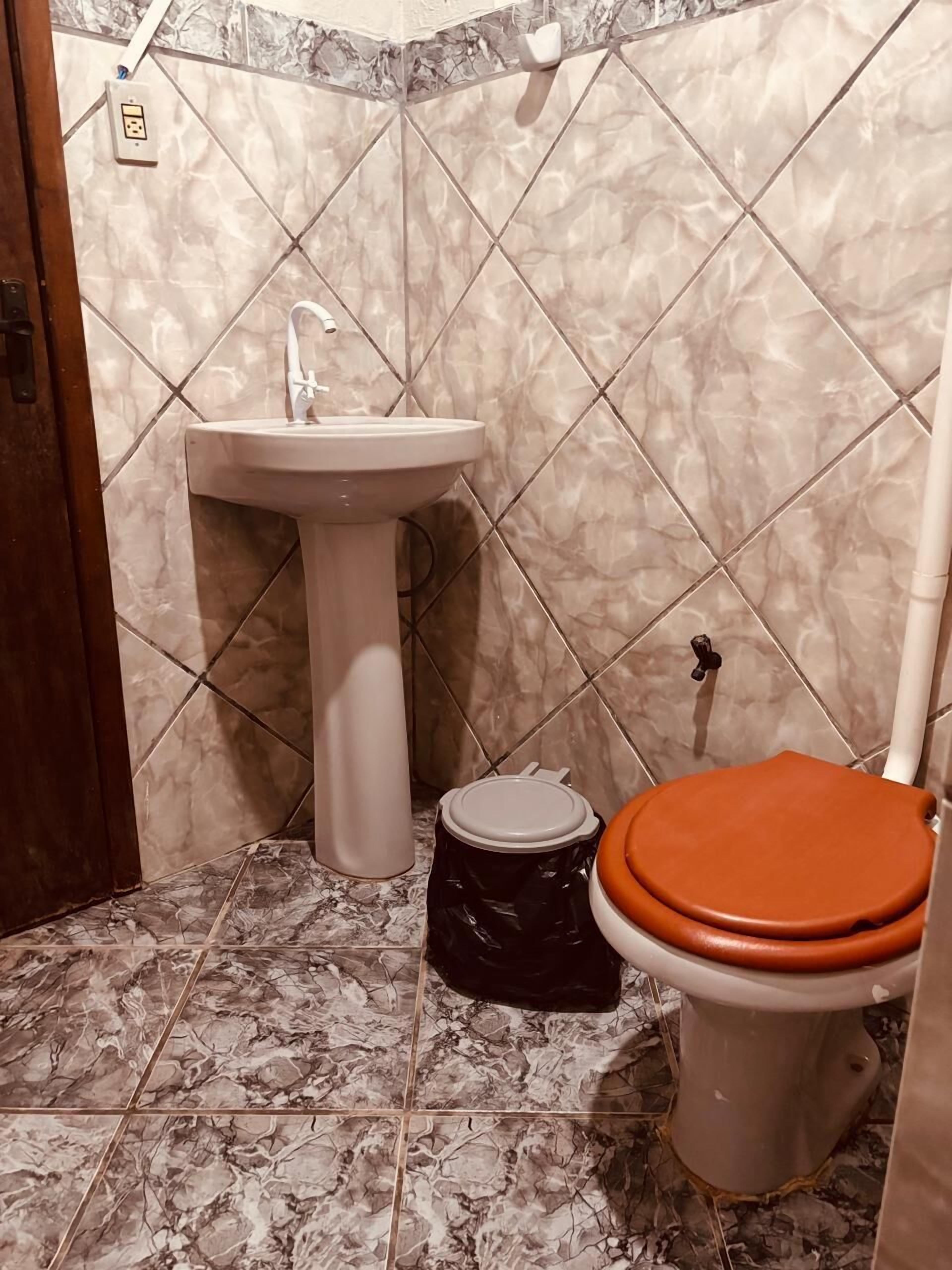 Shower, handuk, sabun, dan tisu toilet