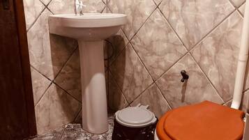 Shower, handuk, sabun, dan tisu toilet