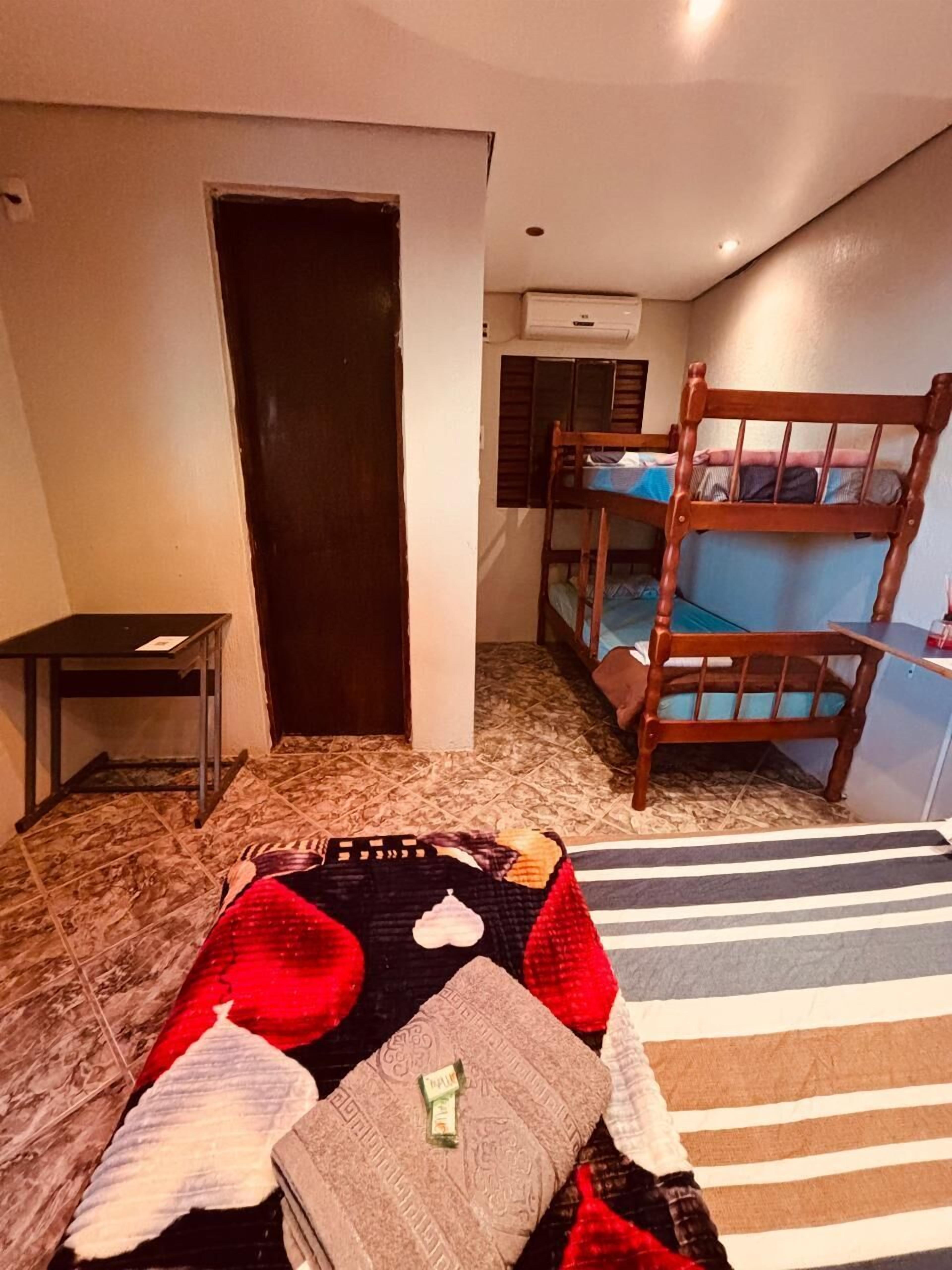 Suite studio familiale, 1 chambre | Espace de travail pour ordinateurs portables, accès au Wi-Fi (inclus)