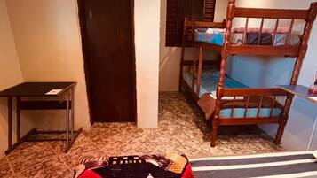 Suite studio familiale, 1 chambre | Espace de travail pour ordinateurs portables, accès au Wi-Fi (inclus)