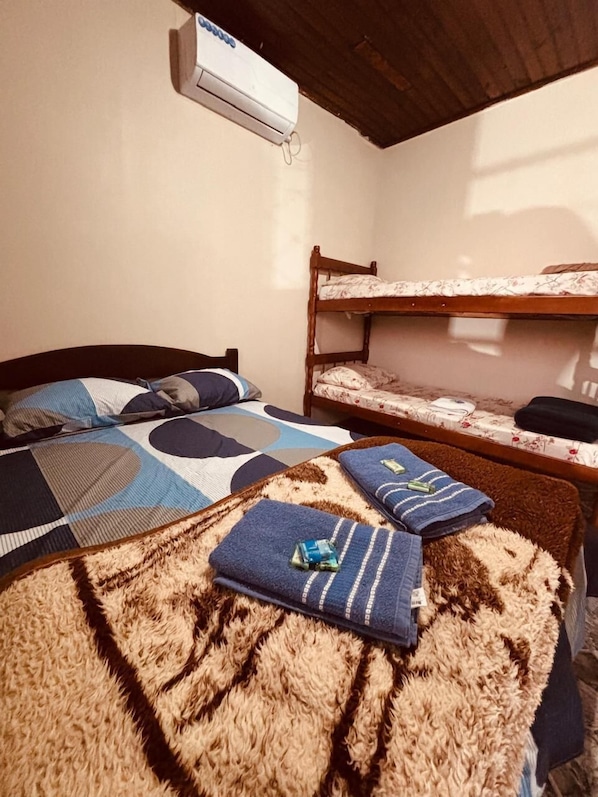 Habitación clásica con 1 cama matrimonial o 2 individuales, vista al patio | Espacio para trabajar con laptop y wifi gratis