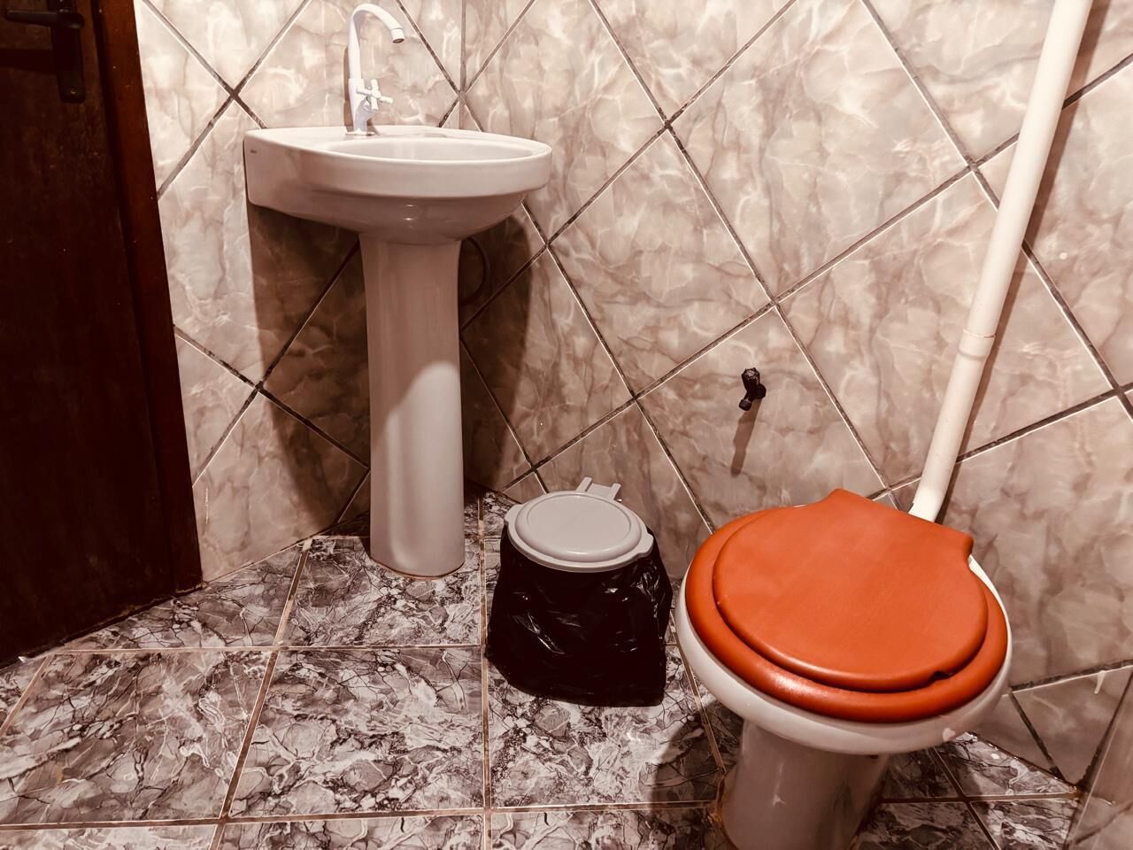 Chuveiro, toalhas de banho, sabonete, papel higiênico