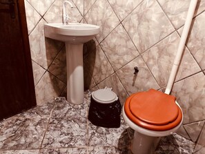 Shower, towels, soap, toilet paper - Pousada Imperatriz (Uruguaiana)