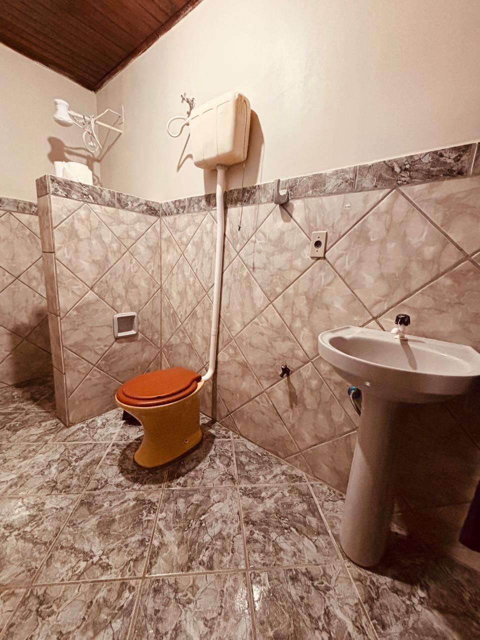 Kahden hengen classic-huone, näköala pihalle | Kylpyhuone | Suihku, pyyhkeet, saippua, vessapaperi