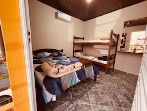 Habitación clásica con 1 cama matrimonial o 2 individuales, vista al patio | Espacio para trabajar con laptop y wifi gratis
