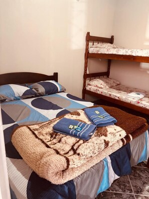 Habitación clásica con 1 cama matrimonial o 2 individuales, vista al patio | Espacio para trabajar con laptop y wifi gratis 